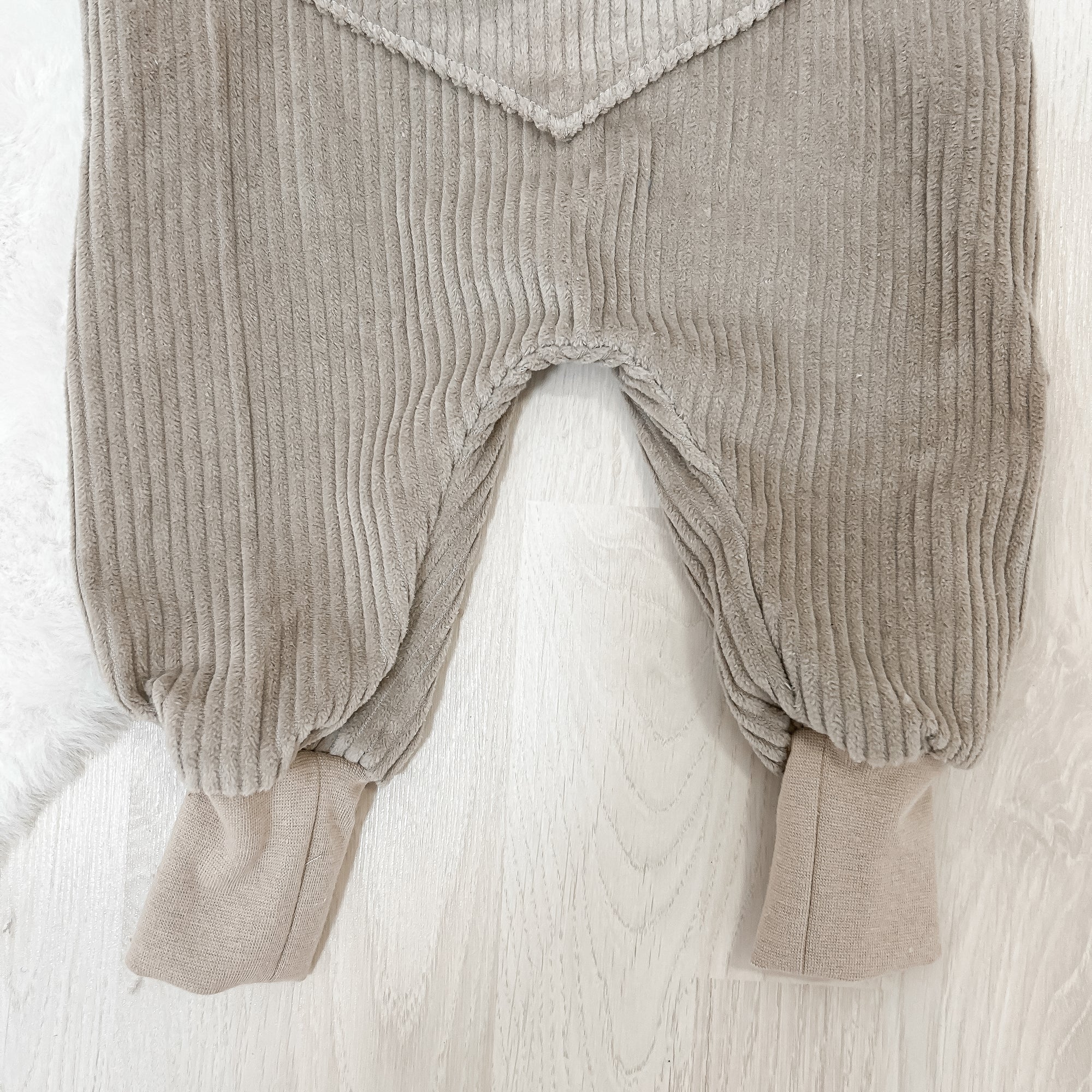 Cord Latzhose Beige - aus 100% Baumwolle