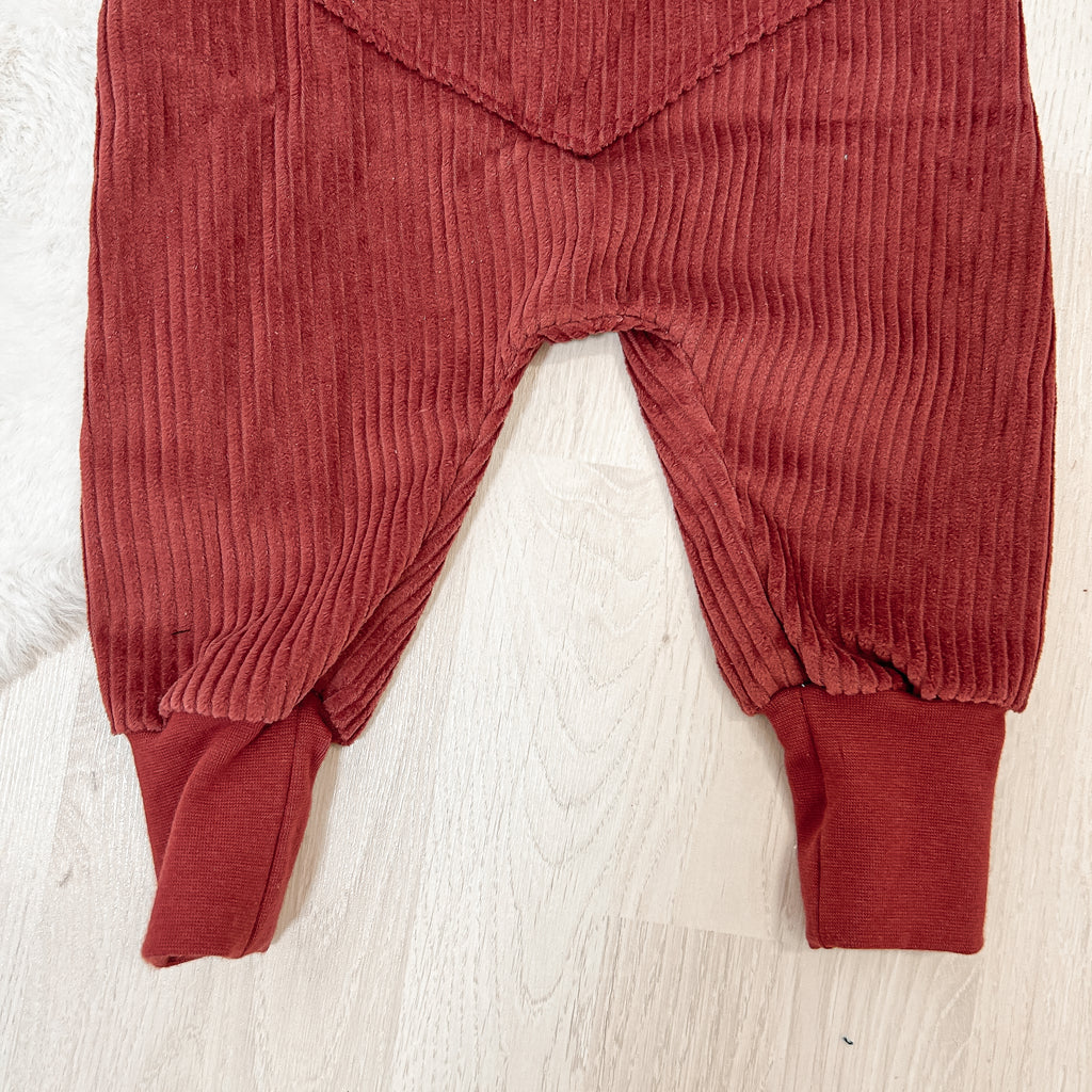Cord Latzhose Warmes Rot - aus 100% Baumwolle