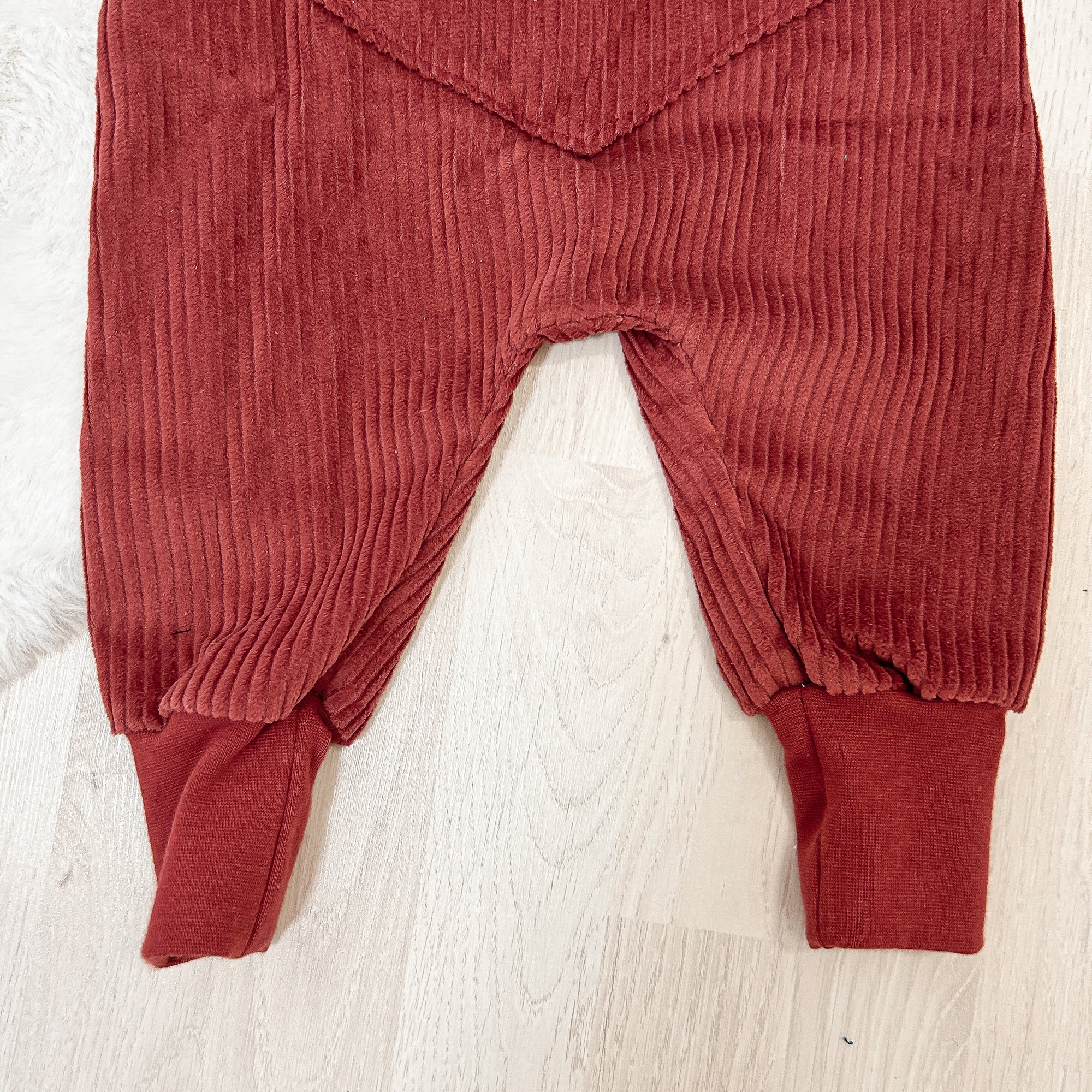 Cord Latzhose Warmes Rot - aus 100% Baumwolle