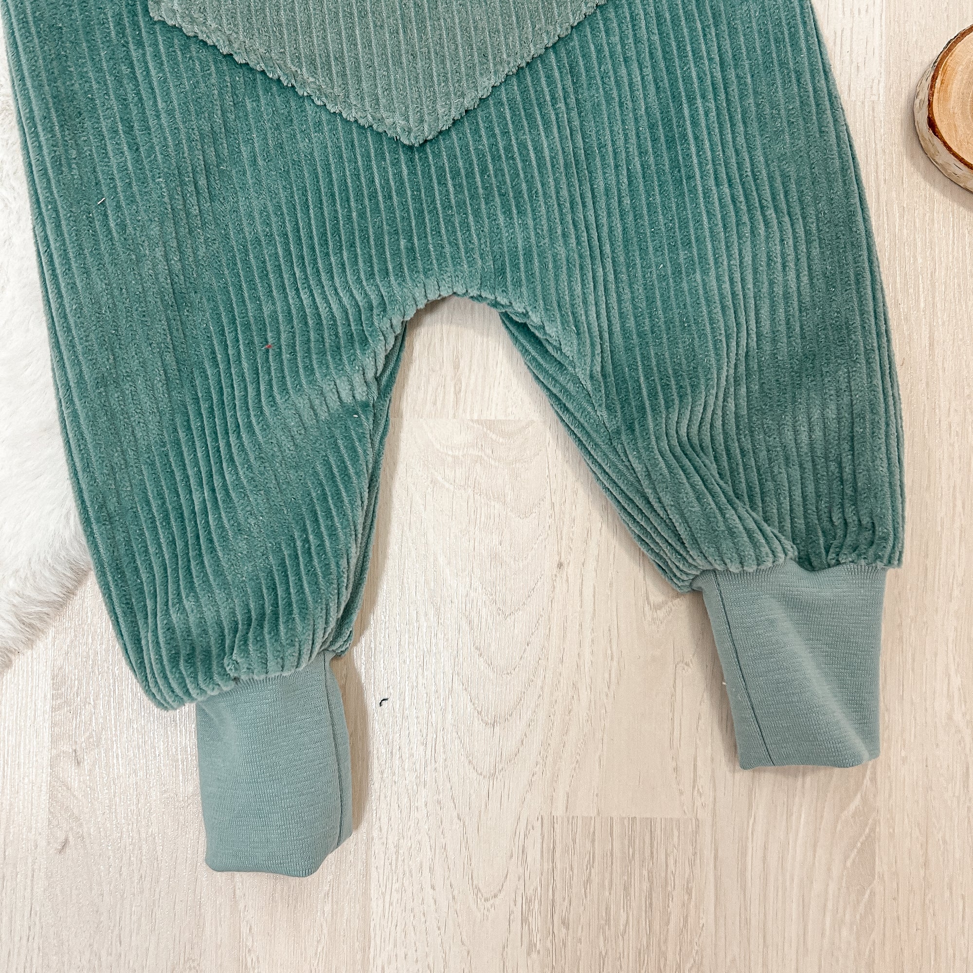 Cord Latzhose Mint - aus 100% Baumwolle