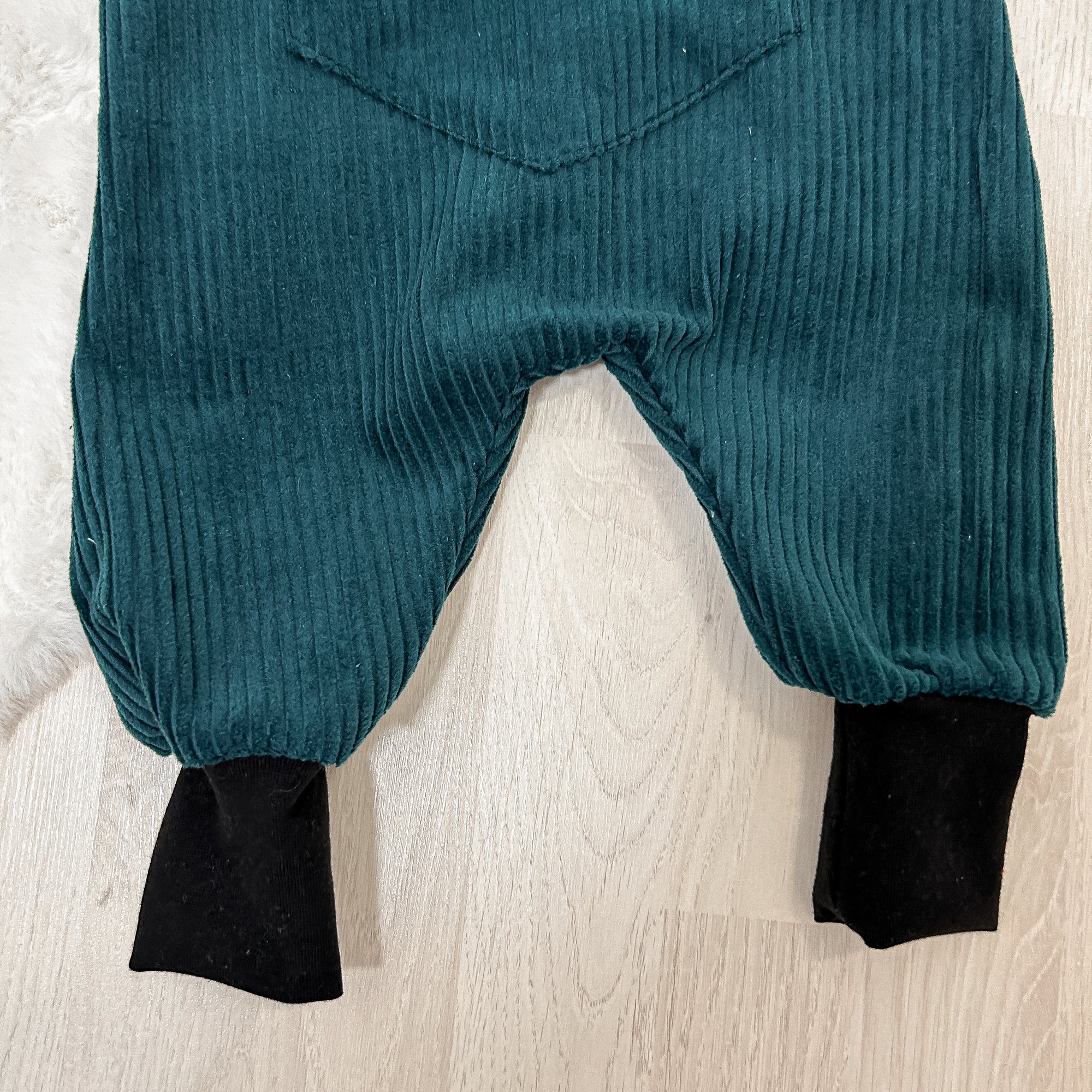 Cord Latzhose Petrol - aus 100% Baumwolle