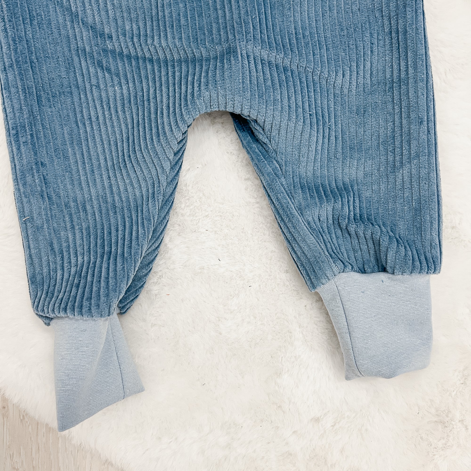 Cord Latzhose Hellblau - aus 100% Baumwolle