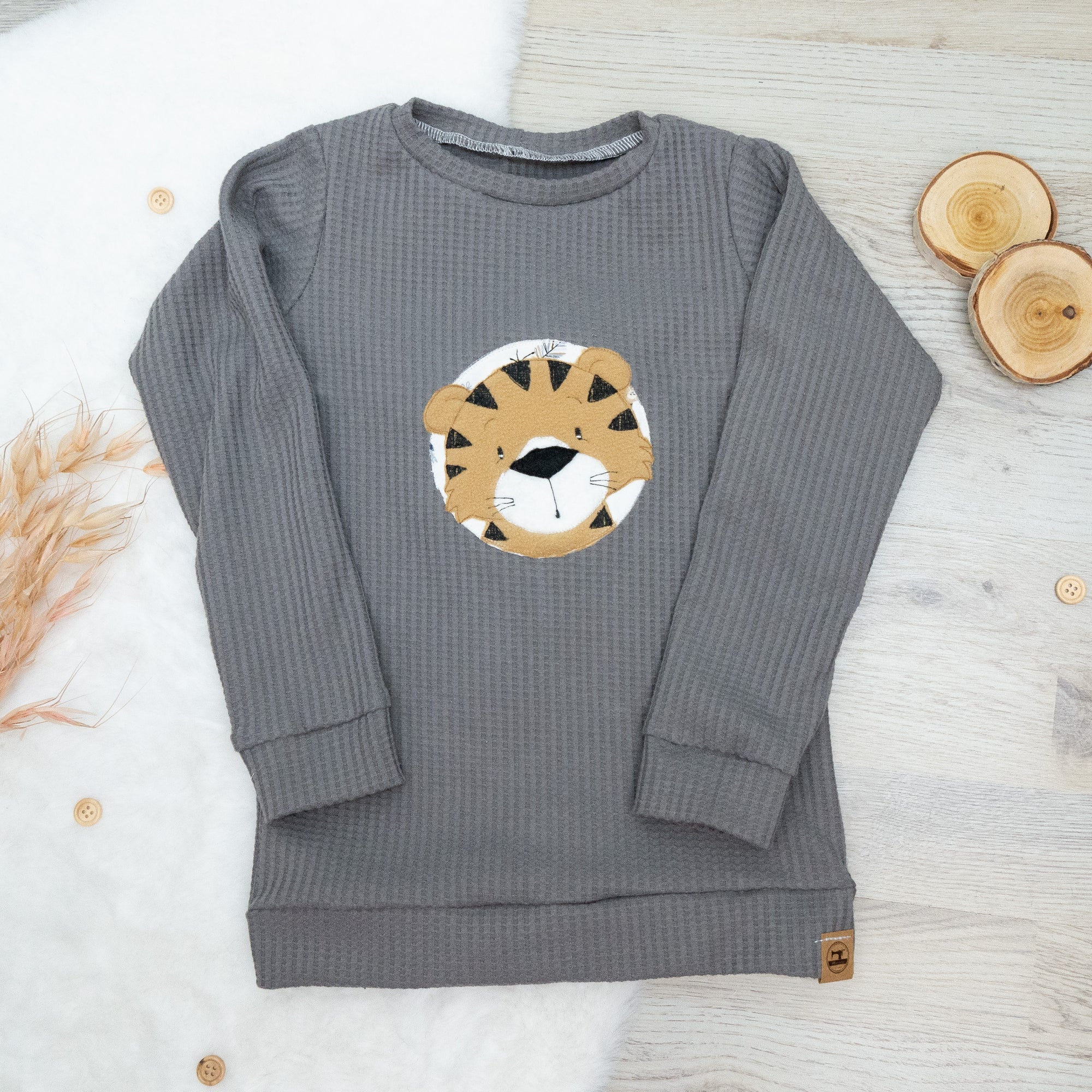 Shirt Waffeljersey Hellgrau - mit Stickerei Gr. 104