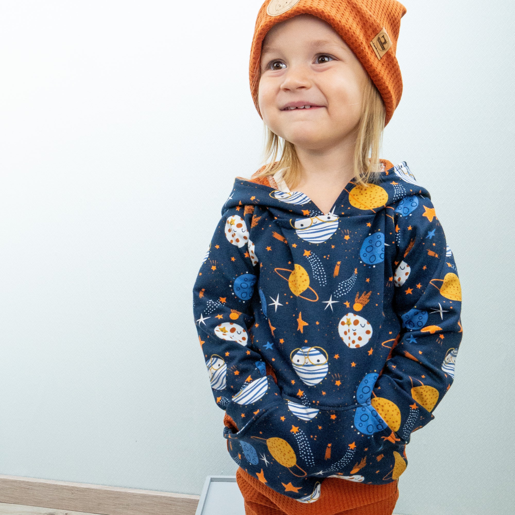 Hoodie leuchtende Planeten - Gr. 104